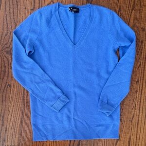 Classic V-Neck cashmere Sweater in Blue